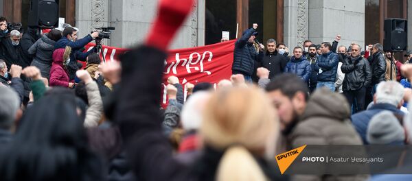 Продюсер Рубен Мхитарян выступает на митинге оппозиции на площади Свободы (21 ноября 2020). Еревaн Продюсер Рубен Мхитарян выступает на митинге оппозиции на площади Свободы (21 ноября 2020). Еревaн - Sputnik Արմենիա