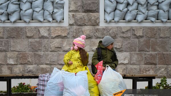 Дети из села Кирсаван ждут маму на площади в Степанакерте - Sputnik Արմենիա