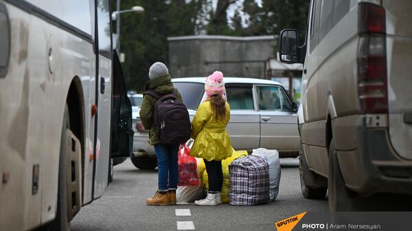 Дети из села Кирсаван ждут маму на площади в Степанакерте - Sputnik Արմենիա