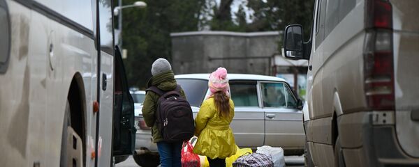 Дети из села Кирсаван ждут маму на площади в Степанакерте Дети из села Кирсаван ждут маму на площади в Степанакерте - Sputnik Армения