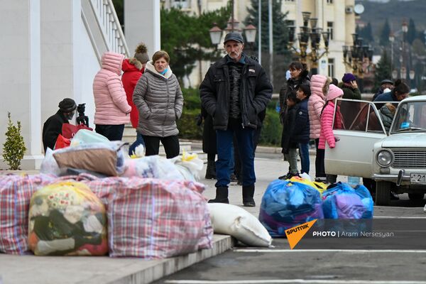 Չորս կողմը թուրքեր են․ ինչպես են Արցախի հայերը փորձում վերադառնալ խաղաղ կյանքին Չորս կողմը թուրքեր են․ ինչպես են Արցախի հայերը փորձում վերադառնալ խաղաղ կյանքին - Sputnik Արմենիա