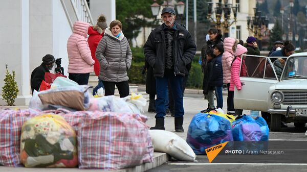 Карабахские беженцы прибывают из Армении в Степанакерт - Sputnik Армения