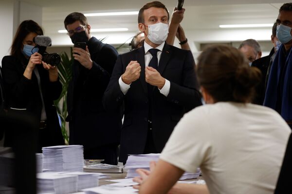 Франция обязана оказать помощь Карабаху: Макрон посетил филиал фонда Айастан - Sputnik Армения