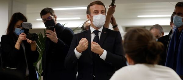 Президент Франции Эммануэль Макрон выступает перед волонтерами во время ежегодной благотворительной акции фонетон 2020, организованной французским филиалом Всеармянского фонда Айастан для развития Армении и Арцаха (21 ноября 2020). Париж - Sputnik Армения