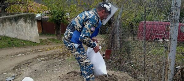 Работы по разминированию неразорвавшихся снарядов и кассетных бомб (22 ноября 2020). Степанакерт - Sputnik Արմենիա