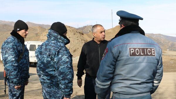 Начальник полиции НКР генерал-майор Ашот Акопджанян посетил блокпосты на дороге Степанакерт-Горис (22 ноября 2020). Карабах - Sputnik Армения