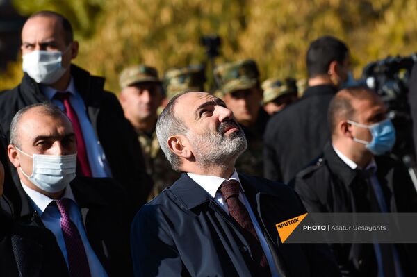 В Эчмиадзине проходит церемония поминовения погибших в войне в Карабахе - Sputnik Армения