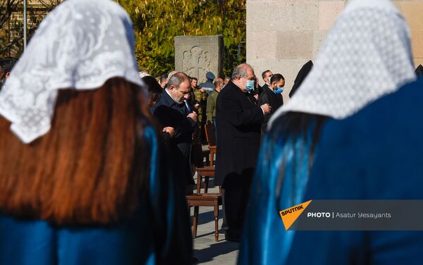 Поминальная служба в память о павших в карабахской войне героях в Первопрестольном Святом Эчмиадзине (22 ноября 2020). Эчмиадзин - Sputnik Армения