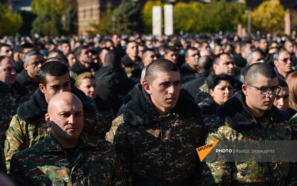Военнослужащие на поминальной службе в память о павших в карабахской войне героях в Первопрестольном Святом Эчмиадзине (22 ноября 2020). Эчмиадзин - Sputnik Армения