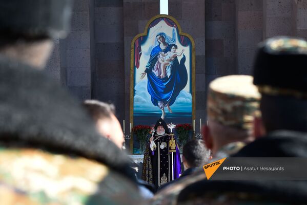 Католикос Гарегин II проводит поминальную службу в память о павших в карабахской войне героях в Первопрестольном Святом Эчмиадзине (22 ноября 2020). Эчмиадзин - Sputnik Армения