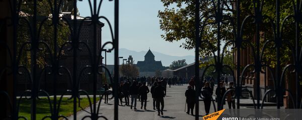 Поминальная служба в память о павших в карабахской войне героях в Первопрестольном Святом Эчмиадзине (22 ноября 2020). Эчмиадзин - Sputnik Արմենիա