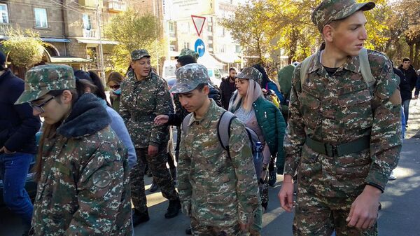 Стать сильней и не сломаться: в Гюмри прошло безмолвное шествие в память о погибших героях - Sputnik Армения