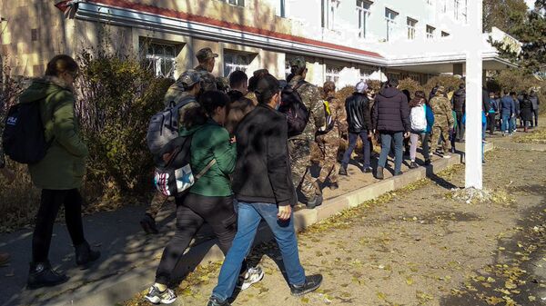 Լուռ երթ` ի հիշատակ նահատակված հերոսների. Գյումրիի ազատամարտիկների պանթեոնը մարդաշատ էր - Sputnik Արմենիա