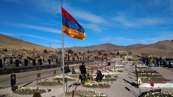 Լուռ երթ` ի հիշատակ նահատակված հերոսների. Գյումրիի ազատամարտիկների պանթեոնը մարդաշատ էր - Sputnik Արմենիա