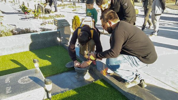 Լուռ երթ` ի հիշատակ նահատակված հերոսների. Գյումրիի ազատամարտիկների պանթեոնը մարդաշատ էր - Sputnik Արմենիա