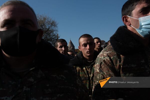 Армянские военнослужащие на поминальной службе в Первопрестольном Святом Эчмиадзине - Sputnik Армения