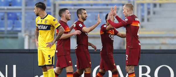 Генрих Мхитарян (третий слева) радуется после забитого третьего гола своей команды в футбольном матче серии А между Ромой и Пармой на Олимпийском стадионе (22 ноября 2020). Рим - Sputnik Армения