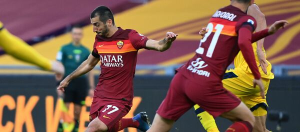 Армянский полузащитник Ромы Генрих Мхитарян бьет по воротам во время футбольного матча итальянской серии А Рома - Парма (22 ноября 2020). Рим - Sputnik Армения