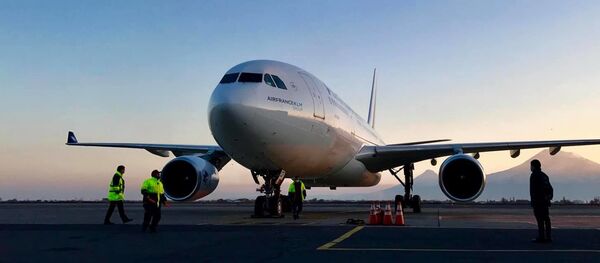 Самолет из Франции с медицинским оборудованием и лекарствами для карабахцев, временно проживающих а Армении (22 ноября 2020). Еревaн Самолет из Франции с медицинским оборудованием и лекарствами для карабахцев, временно проживающих а Армении (22 ноября 2020). Еревaн - Sputnik Արմենիա