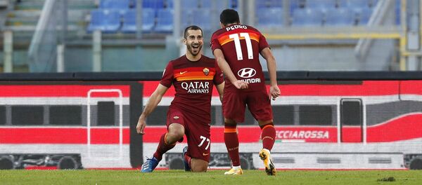 футболисты Ромы радуются голу на стадионе