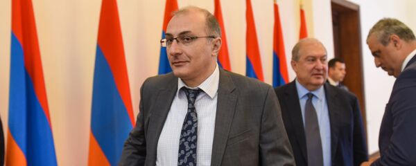 Исполнительный директор Всеармянского фонда Айастан Айкак Аршамян во время ежегодного совета попечителей всеармянского фонда Айастан (18 июня 2019). Еревaн Исполнительный директор Всеармянского фонда Айастан Айкак Аршамян во время ежегодного совета попечителей всеармянского фонда Айастан (18 июня 2019). Еревaн - Sputnik Армения