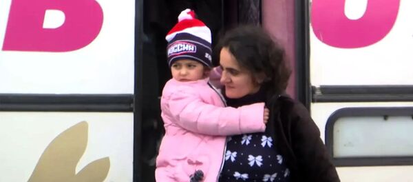 Очередные автобусы с беженцами прибыли в Степанакерт в сопровождении российских миротворцев - Sputnik Армения