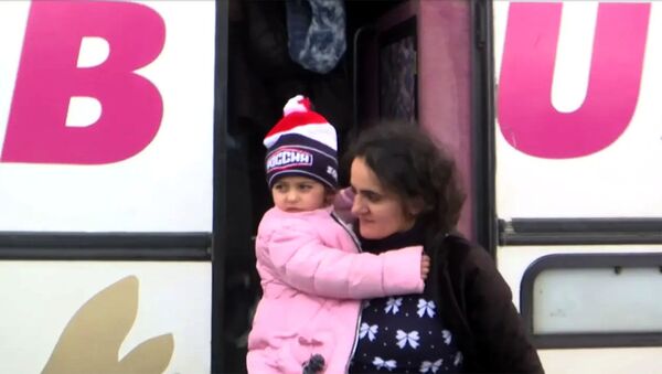 Очередные автобусы с беженцами прибыли в Степанакерт в сопровождении российских миротворцев - Sputnik Армения