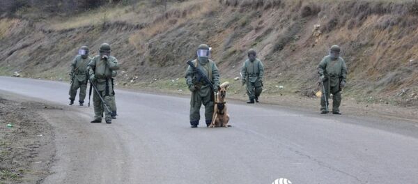 Российские саперы ведут разминирование в Карабахе Российские саперы ведут разминирование в Карабахе - Sputnik Армения