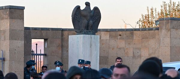 Родственники пропавших без вести военнослужащих перед зданием министерства обороны (23 ноября 2020). Еревaн - Sputnik Արմենիա