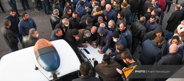 Родственники пропавших без вести военнослужащих перед зданием министерства обороны (23 ноября 2020). Еревaн - Sputnik Արմենիա