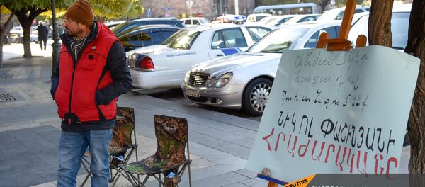 Объявивший голодовку Гегам Манукян на площади Республики (24 ноября 2020). Еревaн - Sputnik Արմենիա