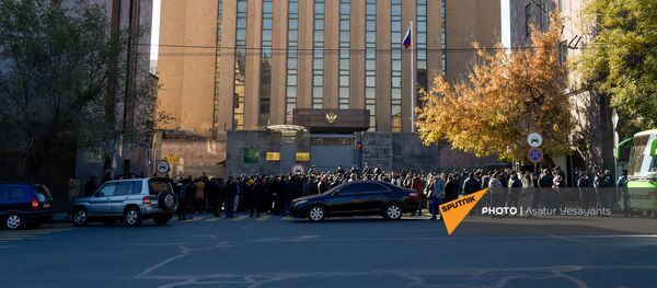 Родственники пропавших без вести военнослужащих во время войны в Карабахе у здания посольства России (24 ноября 2020). Еревaн Родственники пропавших без вести военнослужащих во время войны в Карабахе у здания посольства России (24 ноября 2020). Еревaн - Sputnik Армения