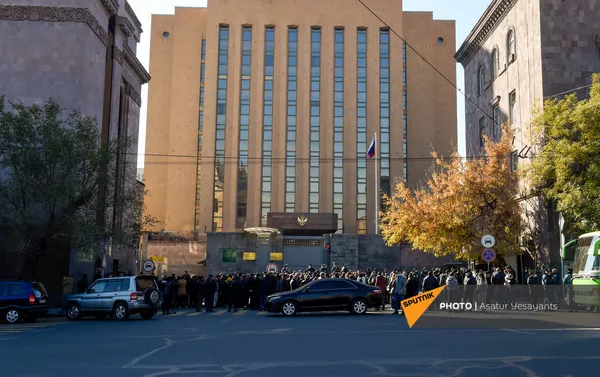 Родственники пропавших без вести военнослужащих во время войны в Карабахе у здания посольства России (24 ноября 2020). Еревaн Родственники пропавших без вести военнослужащих во время войны в Карабахе у здания посольства России (24 ноября 2020). Еревaн - Sputnik Армения