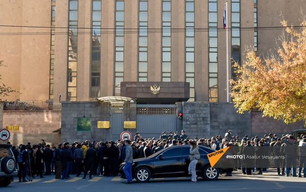Родственники пропавших без вести военнослужащих во время войны в Карабахе у здания посольства России (24 ноября 2020). Еревaн - Sputnik Армения