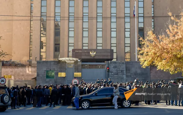 Родственники пропавших без вести военнослужащих во время войны в Карабахе у здания посольства России (24 ноября 2020). Еревaн Родственники пропавших без вести военнослужащих во время войны в Карабахе у здания посольства России (24 ноября 2020). Еревaн - Sputnik Армения