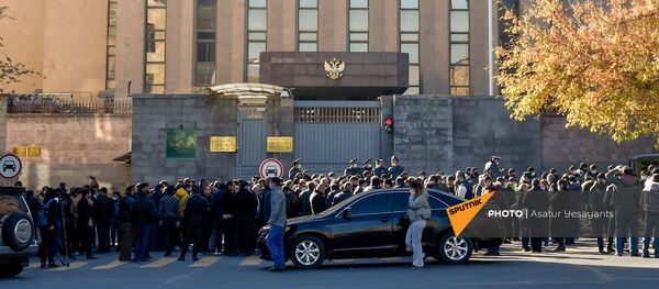 Родственники пропавших без вести военнослужащих во время войны в Карабахе у здания посольства России (24 ноября 2020). Еревaн Родственники пропавших без вести военнослужащих во время войны в Карабахе у здания посольства России (24 ноября 2020). Еревaн - Sputnik Արմենիա