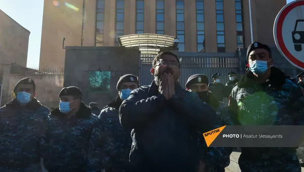 Родственники пропавших без вести военнослужащих во время войны в Карабахе у здания посольства России (24 ноября 2020). Еревaн - Sputnik Армения
