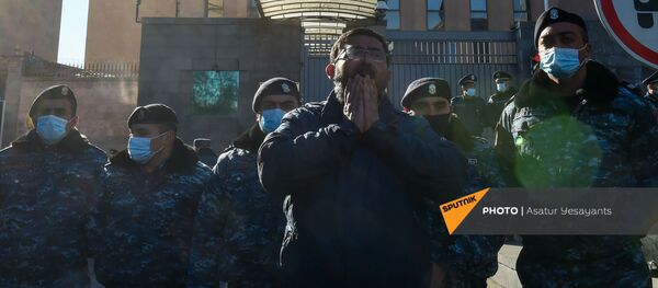 Родственники пропавших без вести военнослужащих во время войны в Карабахе у здания посольства России (24 ноября 2020). Еревaн - Sputnik Армения