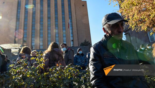 Родственники пропавших без вести военнослужащих во время войны в Карабахе у здания посольства России (24 ноября 2020). Еревaн - Sputnik Արմենիա