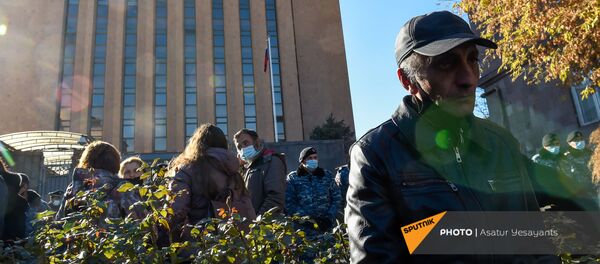 Родственники пропавших без вести военнослужащих во время войны в Карабахе у здания посольства России (24 ноября 2020). Еревaн Родственники пропавших без вести военнослужащих во время войны в Карабахе у здания посольства России (24 ноября 2020). Еревaн - Sputnik Արմենիա