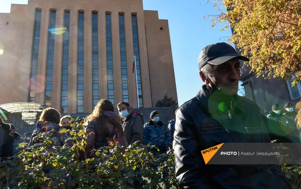 Родственники пропавших без вести военнослужащих во время войны в Карабахе у здания посольства России (24 ноября 2020). Еревaн Родственники пропавших без вести военнослужащих во время войны в Карабахе у здания посольства России (24 ноября 2020). Еревaн - Sputnik Армения