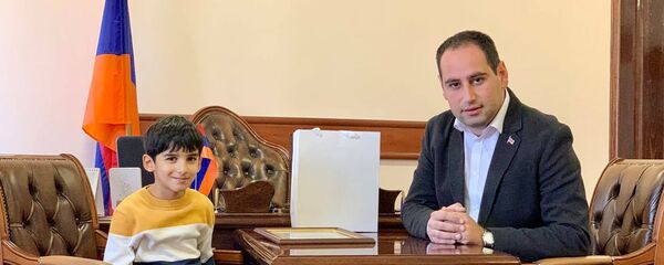 Мэр Армавира Давид Худатян встретился с юным жителем города Ваге Ованнисяном (24 ноября 2020). Авмавир - Sputnik Արմենիա