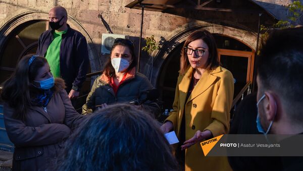 Зара Аматуни общается с работниками искусства у офиса Красного Креста (24 ноября 2020). Еревaн - Sputnik Армения