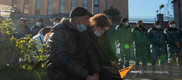 Родственники пропавших без вести военнослужащих во время войны в Карабахе у здания посольства России (24 ноября 2020). Еревaн - Sputnik Армения