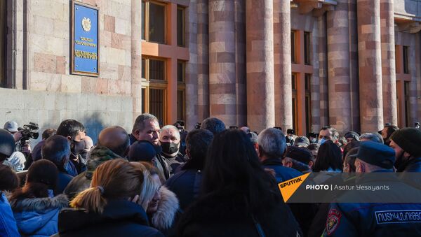 Родственники пропавших без вести военнослужащих во время войны в Карабахе у здания Правительства (24 ноября 2020). Еревaн - Sputnik Армения