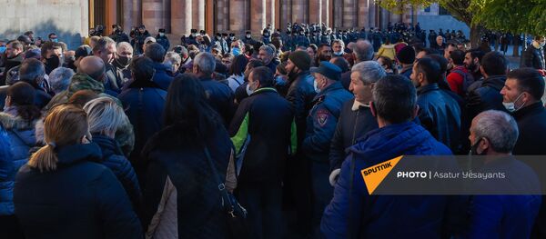 Родственники пропавших без вести военнослужащих во время войны в Карабахе у здания Правительства (24 ноября 2020). Еревaн Родственники пропавших без вести военнослужащих во время войны в Карабахе у здания Правительства (24 ноября 2020). Еревaн - Sputnik Արմենիա