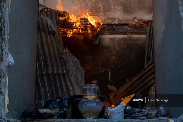 Քարվաճառը լքելուց առաջ մարդիկ այրում են իրենց տները - Sputnik Արմենիա