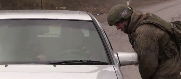 Российские миротворцы обеспечивают безопасность движения автотранспорта по Лачинскому коридору Российские миротворцы обеспечивают безопасность движения автотранспорта по Лачинскому коридору - Sputnik Армения