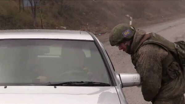 Российские миротворцы обеспечивают безопасность движения автотранспорта по Лачинскому коридору - Sputnik Армения