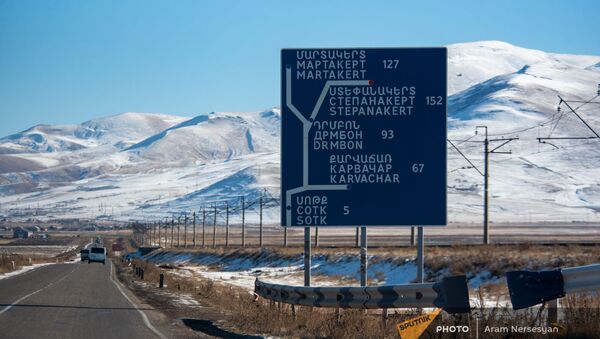Указатель на дороге Сотк-Карвачар (24 ноября 2020). Карабах - Sputnik Արմենիա